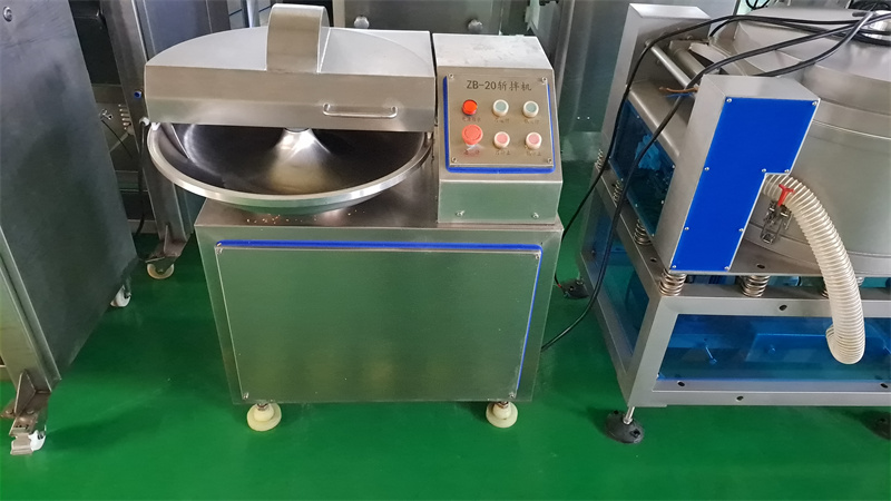 20升的小型斬拌機(jī)對(duì)肉菜切碎拌餡細(xì)膩均勻，深受小作坊喜歡 