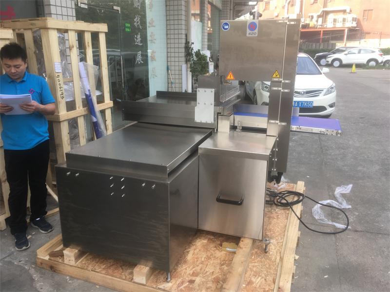 全自動鋸骨機(jī)對凍肉切割加工廠的作用，大得你無法想象