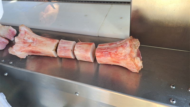 牛棒骨、豬脛骨鋸塊切段，帶骨鮮肉自動(dòng)進(jìn)料鋸骨機(jī)介紹 